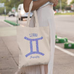 Tote Bag Sympathique Gemini Astrologie Sign Custom Annivers<br><div class="desc">Ce joli sac fourre-tout de Gemini violet et lavande présente votre signe astrologique du Zodiac dans une belle étincelle comme les constellations. Customisez ce joli cadeau de symbole astrologique avec votre nom en écriture cursive pour quelqu'un qui a un anniversaire fin mai ou début juin.</div>