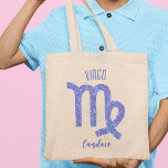 Tote Bag Sympathique Virgo Violet Astrologie Signal Personn<br><div class="desc">Ce joli sac fourre-tout Virgo,  violet et lavande personnalisées,  présente votre signe astrologique du Zodiac dans une belle étincelle comme les constellations. Customisez ce cadeau mignon avec votre nom dans une belle écriture cursive pour quelqu'un qui a un anniversaire fin août ou début septembre.</div>