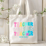 Tote Bag Teacher Moderne Arc-en-ciel Couleurs Nom personnal<br><div class="desc">Teacher Modern Rainbow Colours Personnalisé Nom Sac fourre-tout comprend le texte "Teacher" dans la couleur arc-en-ciel moderne typographie script répétée avec votre nom personnalisé ci-dessous. Parfait pour votre professeur préféré pour l'appréciation des enseignants,  anniversaire,  Noël,  vacances et plus encore. Conçu par Evco Studio www.zazzle.com/store/evcostudio</div>