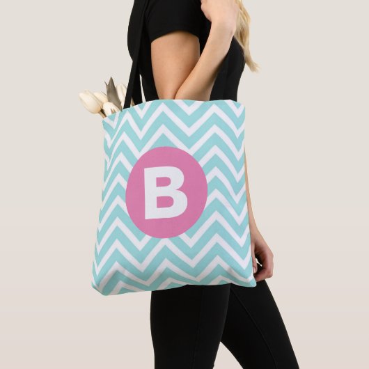 Tote Bag Tendance bleu clair Chevron rose Monogramme (De près)