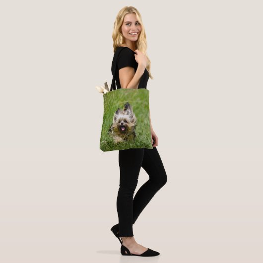 Tote Bag Terrier Yorkshire mignon Traversant L'Herbe (Sur le modèle)