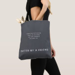 Tote Bag Texte personnalisé Ami amusante - Cadeau d'un ami<br><div class="desc">Célébrez votre amitié avec style avec ce sac fourre-tout amusant au charbon de bois! Avec le texte "L’amitié, c’est savoir ce qu’il y a dans ce sac et continuer à traîner avec moi" et la ligne en gras "Don d’un ami", c’est le cadeau parfait pour votre partenaire préféré dans le...</div>