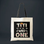 Tote Bag Titi of the Wild One Birthday Mothers Day Cadeau<br><div class="desc">Titi of the Wild One Birthday Mothers Day Cadeau pour femmes. Un cadeau parfait pour votre père, maman, papa, hommes, femmes, amis et membres de la famille le jour de Thanksgiving, Noël, Fête des mères, Fête des pères, 4 juillet, 1776 Jour indépendant, Fête des anciens combattants, Fête de l'Halloween, Fête...</div>
