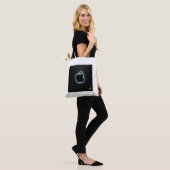 Tote Bag Titre : "Élégance lumineuse : Pomme noire brillant (Sur le modèle)