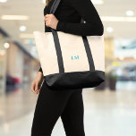 Tote Bag Toile monogramme minimaliste<br><div class="desc">Améliorez votre quotidien avec ce sac fourre-tout de toile monogramme minimaliste. Personnalisez-le avec vos propres initiales ou celles d'un proche pour un texte élégant et élégant. De l'épicerie à l'équipement de gym, il est suffisamment spacieux pour s'occuper facilement des nécessités du quotidien. Son design propre et intemporel en fait un...</div>