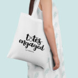 Tote Bag Totes engagées - Mariée à être personnalisée<br><div class="desc">Transportez avec style toutes vos nécessités de planification mariage avec nos Totes Engaged fourre-tout.</div>