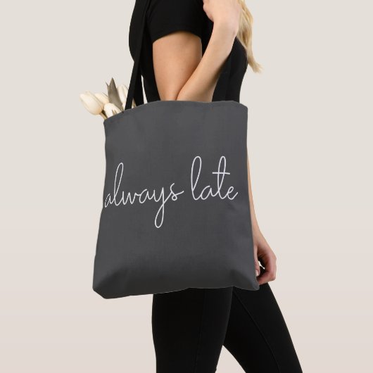 Tote Bag Toujours Tard Drôle Citation Maman Vie Humour Noir (De près)