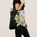 Tote Bag Tournesol personnalisé Buvez-le en noir<br><div class="desc">Buvez-le en Arrière - plan noir Bouquet de tournesol personnalisé Fourre-tout. Combinaison de tournesols à main et d'aquarelle.</div>