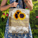 Tote Bag Tournesols mariage dentelle mère de la mariée<br><div class="desc">Eté ou automne rustique mariage de automne élégant mère de la mariée / mère du marié / femme de chambre / femme de chambre / femme d'honneur / matron d'honneur / fille de fleur sac fourre-tout sur faux burlap beige avec de beaux bouquets de tournesols en or jaune et des...</div>