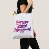 Tote Bag Tout le monde a besoin de compassion, d'écriture c (De près)