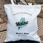 Tote Bag Tout Mariage Color Maine Map,<br><div class="desc">Un sac cadeau de bienvenue mariage pour les visiteurs en dehors de la ville à votre mariage, avec l'image du Maine. Vous pouvez modifier les couleurs pour n'importe quelle partie de ce design, ainsi que déplacer le coeur à l'emplacement de votre mariage. Pour modifier les couleurs, cliquez sur personnaliser, puis...</div>