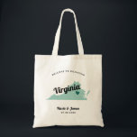 Tote Bag Tout Mariage Color Virginia Map,<br><div class="desc">Sac cadeau de bienvenue mariage week-end pour les invités hors de la ville à votre mariage, avec l'image de Virginie. Vous pouvez modifier les couleurs pour n'importe quelle partie de ce design, ainsi que déplacer le coeur à l'emplacement de votre mariage. Pour modifier les couleurs, cliquez sur personnaliser, puis sur...</div>