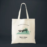 Tote Bag Tout Mariage Color Virginia Map,<br><div class="desc">Sac cadeau de bienvenue mariage week-end pour les invités hors de la ville à votre mariage, avec l'image de Virginie. Vous pouvez modifier les couleurs pour n'importe quelle partie de ce design, ainsi que déplacer le coeur à l'emplacement de votre mariage. Pour modifier les couleurs, cliquez sur personnaliser, puis sur...</div>