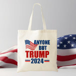 Tote Bag Toute personne sauf Trump 2024 Politique drôle<br><div class="desc">Votez pour qui que ce soit d'autre que Trump aux élections de 2024 pour rester patriote. Les Républicains et les Démocrates doivent s'unir contre Donald Trump et voter pour Joe Biden pour que l'Amérique reste en sécurité. Drapeau américain sur un sac fourre-tout politique avec un message anti-Trump.</div>