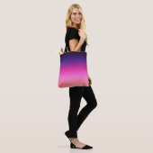 Tote Bag Trendy neon pink purple and light orange gradient (Sur le modèle)