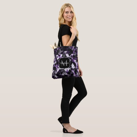 Tote Bag Triangle Géométrique Violet Smoky Galaxy Monogramm (Sur le modèle)