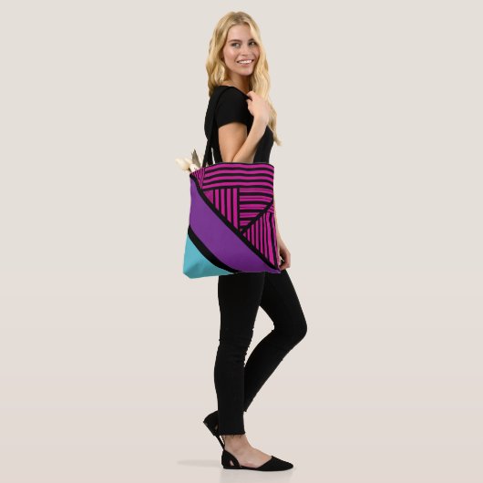 Tote Bag Triangle - rose, pourpre, bleu et noir (Sur le modèle)