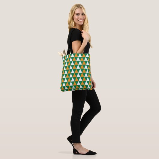 Tote Bag Triangles blancs jaunes verts mignons (Sur le modèle)