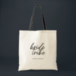 Tote Bag Tribe de mariée | Bachelorette Moderne<br><div class="desc">Simple, moderne et élégant "Bride Tribe" cite t-shirt femme avec police de script en noir et blanc dans un style tendance. Les noms peuvent être personnalisés avec les noms de votre fête de mariage. Vous pouvez l'utiliser pour la mariée, les demoiselles d'honneur, les filles de fleurs, ou la Mère de...</div>