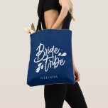 Tote Bag Tribu de mariées de la Bachelorette Nautique derni<br><div class="desc">Ce sac fourre-tout de nom de tribu de mariée moderne bleu avec des éléments de conception calligraphique audacieux et le nom de la bachelorette sera idéal pour le week-end de bachelorette ou mariage et les cadeaux ou faveurs de douche nuptiale.</div>