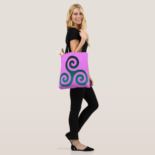 Tote Bag Triskele Vert Rose Fuchsia (Sur le modèle)