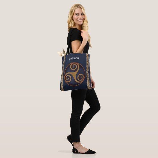 Tote Bag Triskelion celtique (bleu) personnalisé (Sur le modèle)