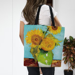 Tote Bag Trois tournfleurs | Vincent van Gogh<br><div class="desc">Three Sunflowers (1888) de Vincent van Gogh est une vie morte vibrante qui met en valeur les touches épaisses signature de l’artiste et l’utilisation audacieuse de la couleur. Le tableau présente trois tournesols dans un vase simple, leurs pétales dorés qui contrastent avec l'arrière - plan bleu aqua. La palette jaune...</div>