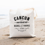 Tote Bag Trousse de survie de Cancun | Bienvenue Mariage<br><div class="desc">Accueillez vos invités avec quelques essentiels de survie mariage (eau, collations, anti-douleur, bandages, trousse à coudre, etc) dans ces mignons sacs de bienvenue mariage Cancun ! Le design comprend "Cancun Survival Kit" en texte apothecaire vintage noir. Personnalisez avec vos noms et votre date de mariage; utilisez le bouton "Customiser" pour...</div>