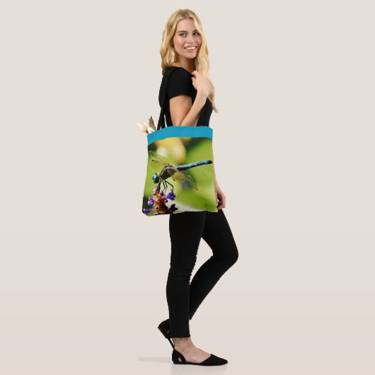 Tote Bag Turquoise bleu libellule mauve fleurs étang avec n (Sur le modèle)