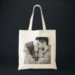 Tote Bag Typographie moderne audacieuse et amusante Mariage<br><div class="desc">Ajoutez une photo personnalisée. Le filtre photo est appliqué. La date est une typographie serif en gras. Les noms de mariée à être et de mariée à être sont dans la typographie sans serif.</div>