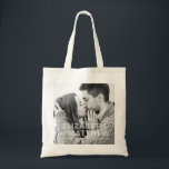 Tote Bag Typographie moderne audacieuse et amusante Mariage<br><div class="desc">Ajoutez une photo personnalisée. Le filtre photo est appliqué. La date est une typographie serif en gras. Les noms de mariée à être et de mariée à être sont dans la typographie sans serif.</div>