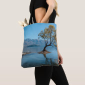 Tote Bag Un arbre dans un lac (De près)
