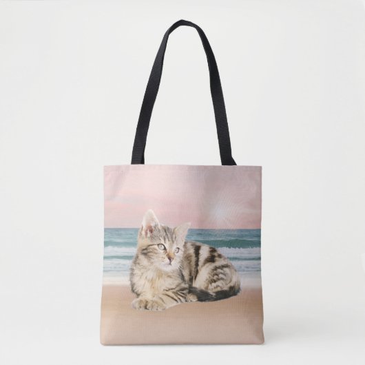 Tote Bag Un chat à rayures plus mignon assis sur la plage a (Devant)