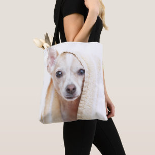 Tote Bag Un chiwawa bronzage et blanc se repose sous une