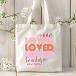 Tote Bag Un enseignant d'amour rose moderne Nom personnalis<br><div class="desc">One Love Teacher Pink Modern Personnalisé Name présente le texte "one love Professor" dans la typographie de script rose moderne accentué de coeurs d'amour et personnalisé avec votre nom personnalisé. Parfait pour votre professeur préféré pour l'appréciation des enseignants,  anniversaire,  Noël,  vacances et plus encore. Conçu par Evco Studio www.zazzle.com/store/evcostudio</div>
