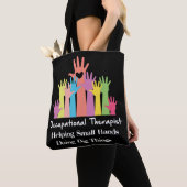 Tote Bag Un ergothérapeute aide les petites mains à faire (De près)