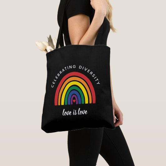 Tote Bag Un Gay pride LGBT célèbre la diversité L'amour est (De près)