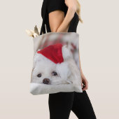 Tote Bag Un mignon chien blanc dans un Casquette de Noël ro (De près)