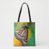 Tote Bag Un papillon Limenitis archippus sur des fleurs (Devant)