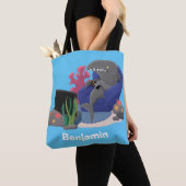 Tote Bag Un requin drôle en regardant la bande dessinée de (De près)