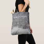 Tote Bag Un sentier enneigé à travers une forêt d'hiver (De près)