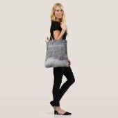 Tote Bag Un sentier enneigé à travers une forêt d'hiver (Sur le modèle)