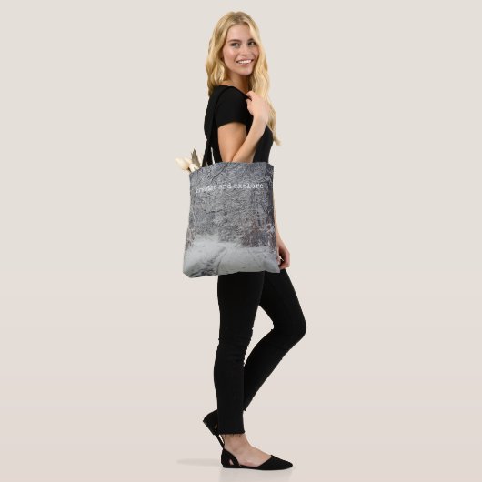 Tote Bag Un sentier enneigé à travers une forêt d'hiver (Sur le modèle)