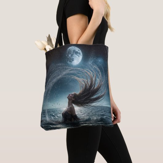 Tote Bag Une Femme Au Feu De La Lune Océanique (De près)