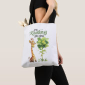 Tote Bag Une Jolie Petite Girafe Avec L'Arbre, Racontant Po (De près)