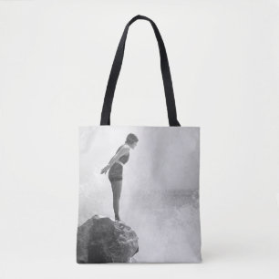 Tote Bag Une nageuse sur la roche au-dessus du surfvintage 