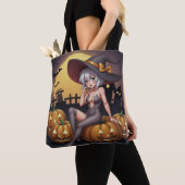 Tote Bag Une sorcière d'Halloween aux yeux verts sur Jack-O (De près)