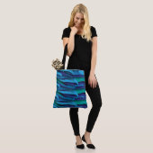 Tote Bag Vague de différentes couleurs du bleu au vert (Sur le modèle)