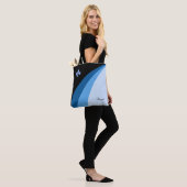 Tote Bag Vagues abstraites dans des tons bleus & fleur de l (Sur le modèle)