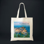 Tote Bag Vernazza Cinque Terre La Spezia Italie Panorama<br><div class="desc">Vernazza au coucher du soleil Cinque Terre village Ligurie Italie souvenir Vintage pour les vacances La Spezia et Italie. Vernazza Retro nuit panorama dans les Cinque Terre comme souvenir pour Riomaggiore et Manarola. Vernazza mode de vie pour les routards et les voyages en ville italienne. Vernazza la nuit à La...</div>
